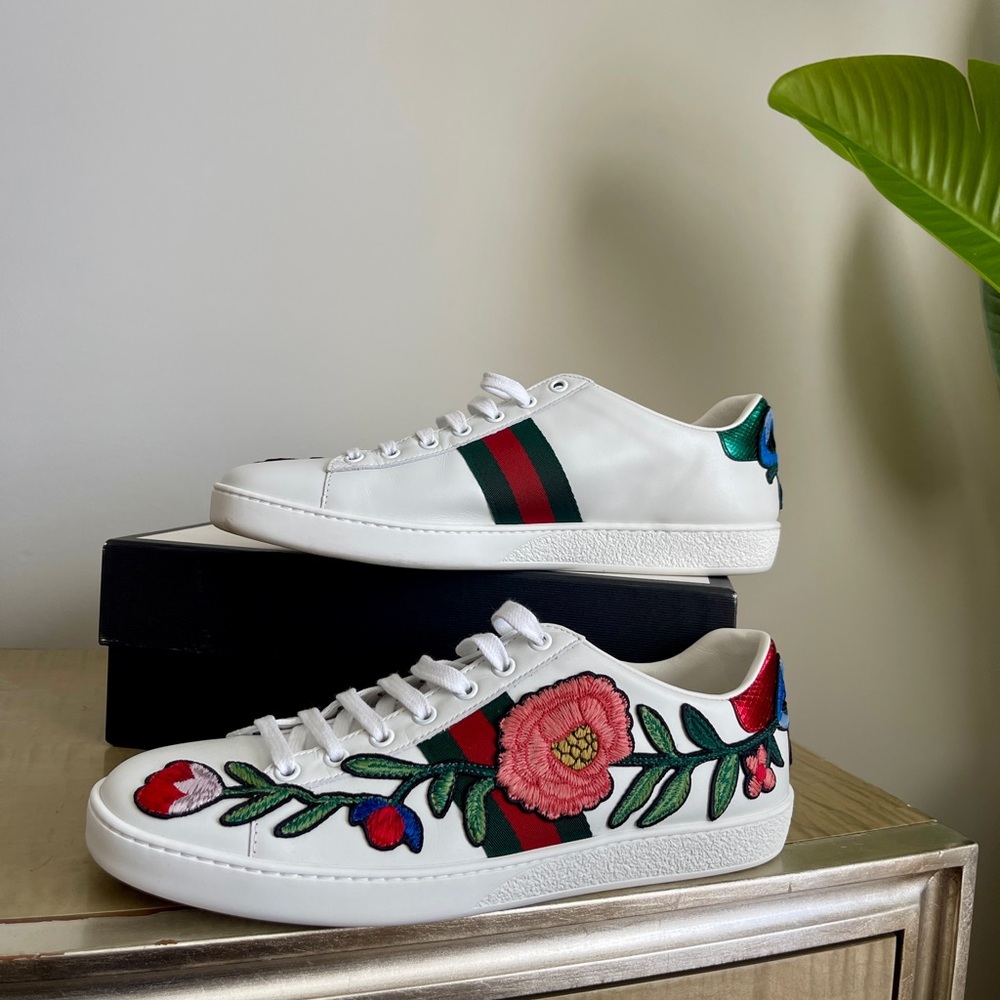 Gucci Ace Low Top Sneakers
White Leather
Floral Print
Snakeskin Trim
Size: 10.5